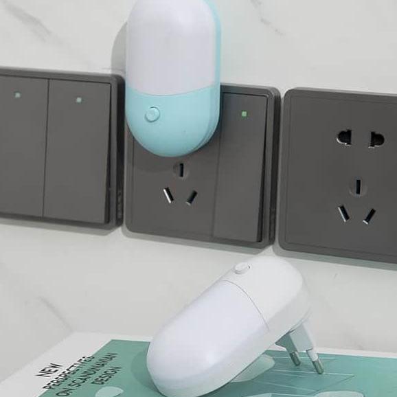 Kaksivärinen LED-yövalo pistorasiaan