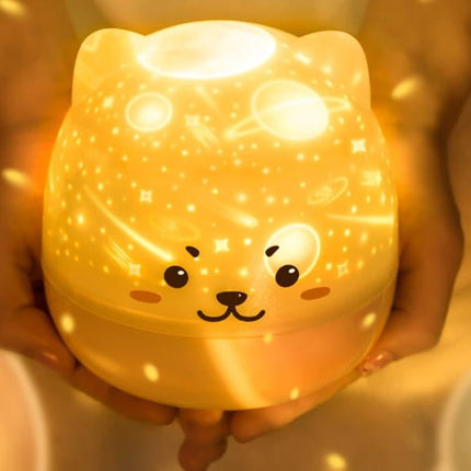 Kissa-yövalo projektorilla ja musiikilla