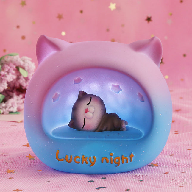 Pyöreä yövalo nukkuvalla kissalla lapsille