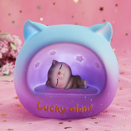 Pyöreä yövalo nukkuvalla kissalla lapsille