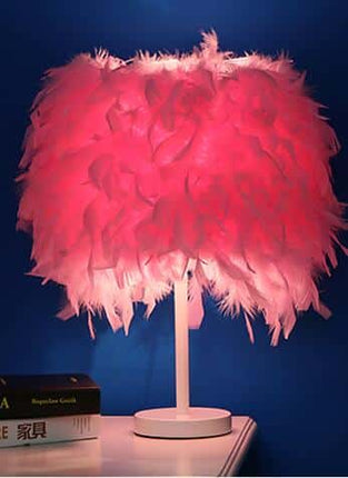 Koristeellinen höyhen yöpöytälamppu makuuhuoneeseen