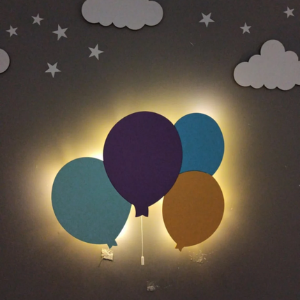 Puinen norsu-seinävalaisin ilmapalloilla