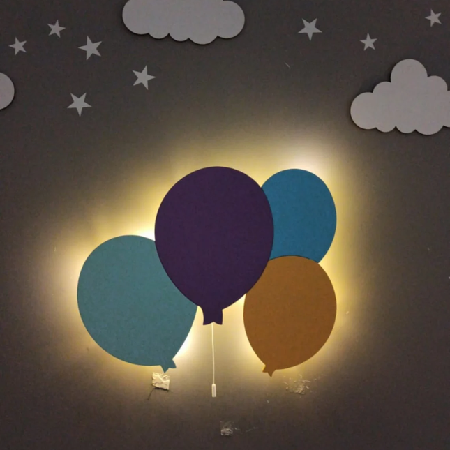 Puinen norsu-seinävalaisin ilmapalloilla