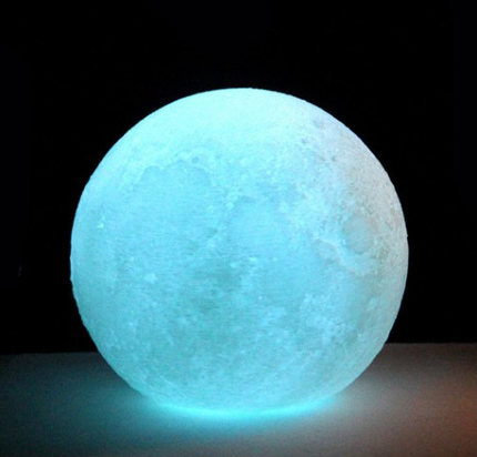 Monivärinen 3D-kuulamppu kaukosäätimellä