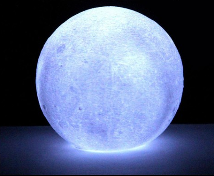 Monivärinen 3D-kuulamppu kaukosäätimellä