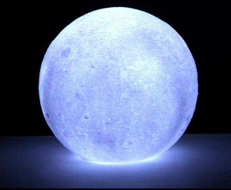 Monivärinen 3D-kuulamppu kaukosäätimellä