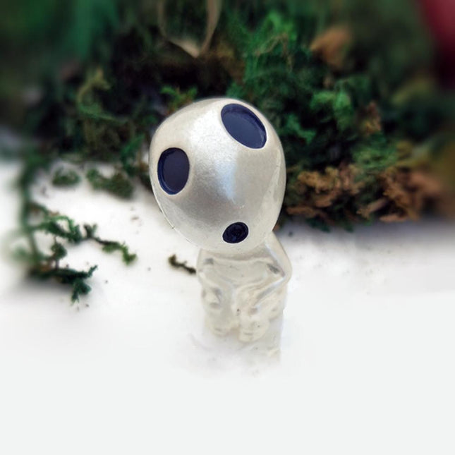 Hohtavat metsänhenki-figuurit yövalona