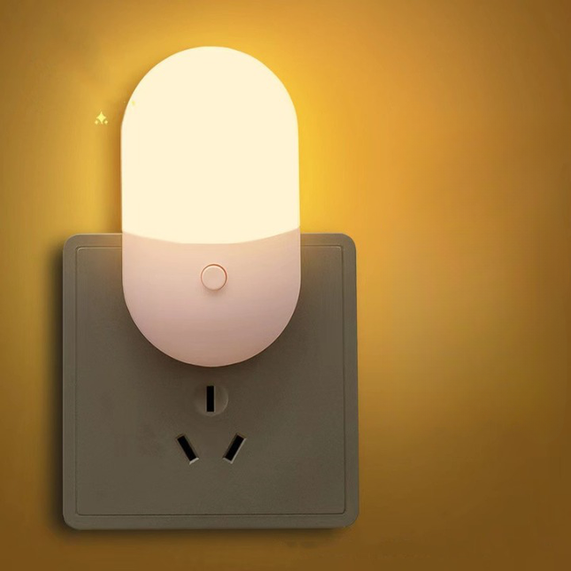 Kaksivärinen LED-yövalo pistorasiaan