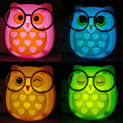 Pistorasiaan liitettävä pöllö LED-yövalo