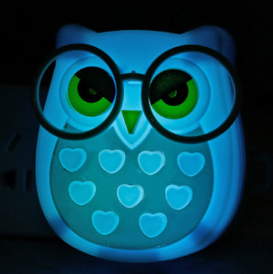 Pistorasiaan liitettävä pöllö LED-yövalo