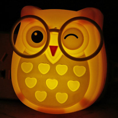 Pistorasiaan liitettävä pöllö LED-yövalo