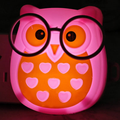 Pistorasiaan liitettävä pöllö LED-yövalo