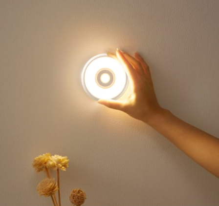 Yövalo liiketunnistimella ja USB-latauksella