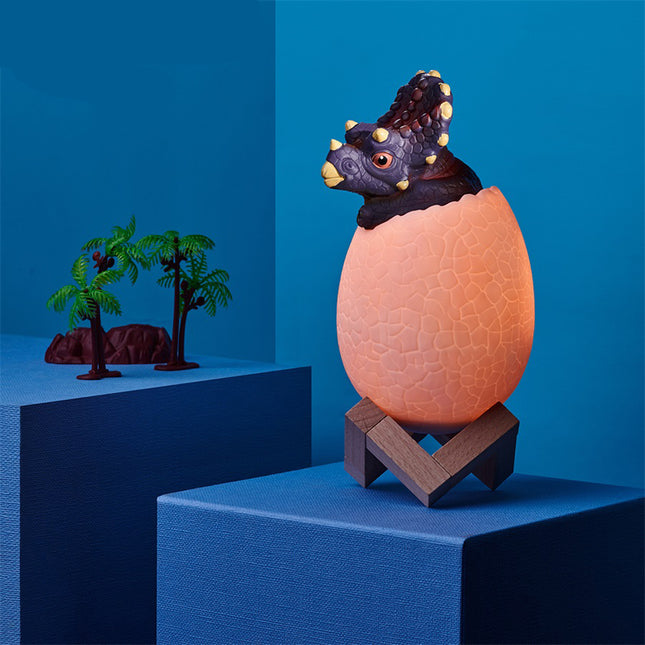 Dinosaurusmunasta kuoriutuva yövalo yöpöydälle