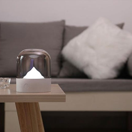 Lumihuippu vuori yövalo kupolilla