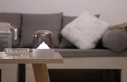 Lumihuippu vuori yövalo kupolilla
