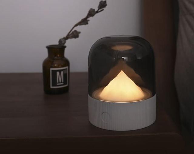 Lumihuippu vuori yövalo kupolilla