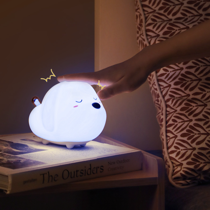 Mukava koiranpentu yövalo lastenhuoneeseen