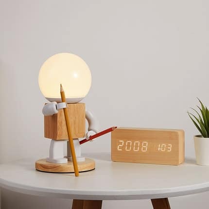 Puinen robotti design-yövalo lastenhuoneeseen