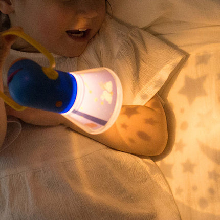 Lasten yövalo projektorilla ja taskulampulla