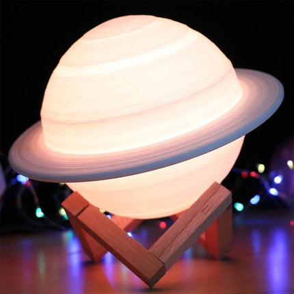Saturnus planeetta 3D yövalo puujalustalla