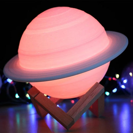 Saturnus planeetta 3D yövalo puujalustalla