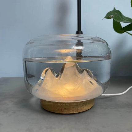 Vuoristomaisema lasikuvun alla LED-valolla