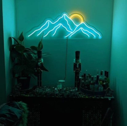 Värikäs vuoristoaiheinen neon-koristevalo