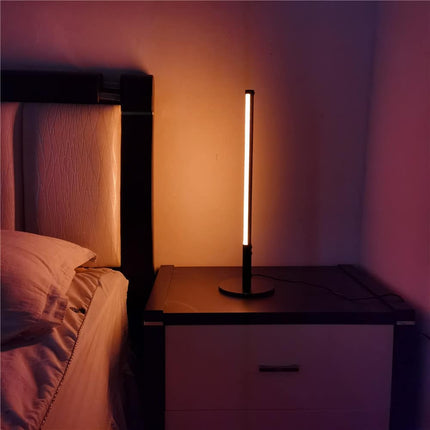 Moderni LED-pöytävalaisin värisäädöllä kaukosäätimellä