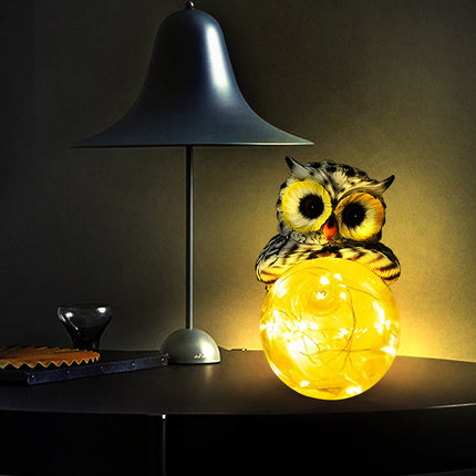 Aurinkoenergialla toimiva pöllö puutarhavalo