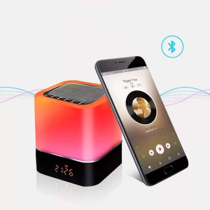 Kannettava yövalo Bluetooth-kaiuttimella ja kellolla