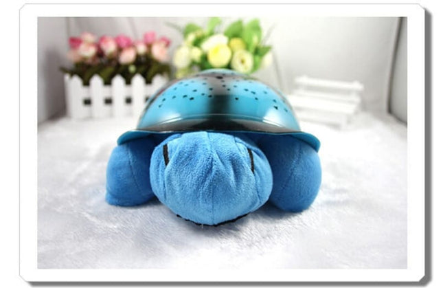 Tähtitaivasta heijastava kilpikonna-pehmolelu yövalo