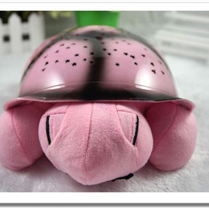 Tähtitaivasta heijastava kilpikonna-pehmolelu yövalo