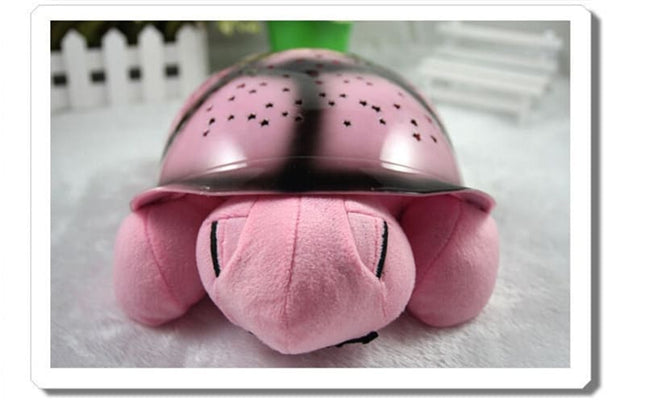 Tähtitaivasta heijastava kilpikonna-pehmolelu yövalo